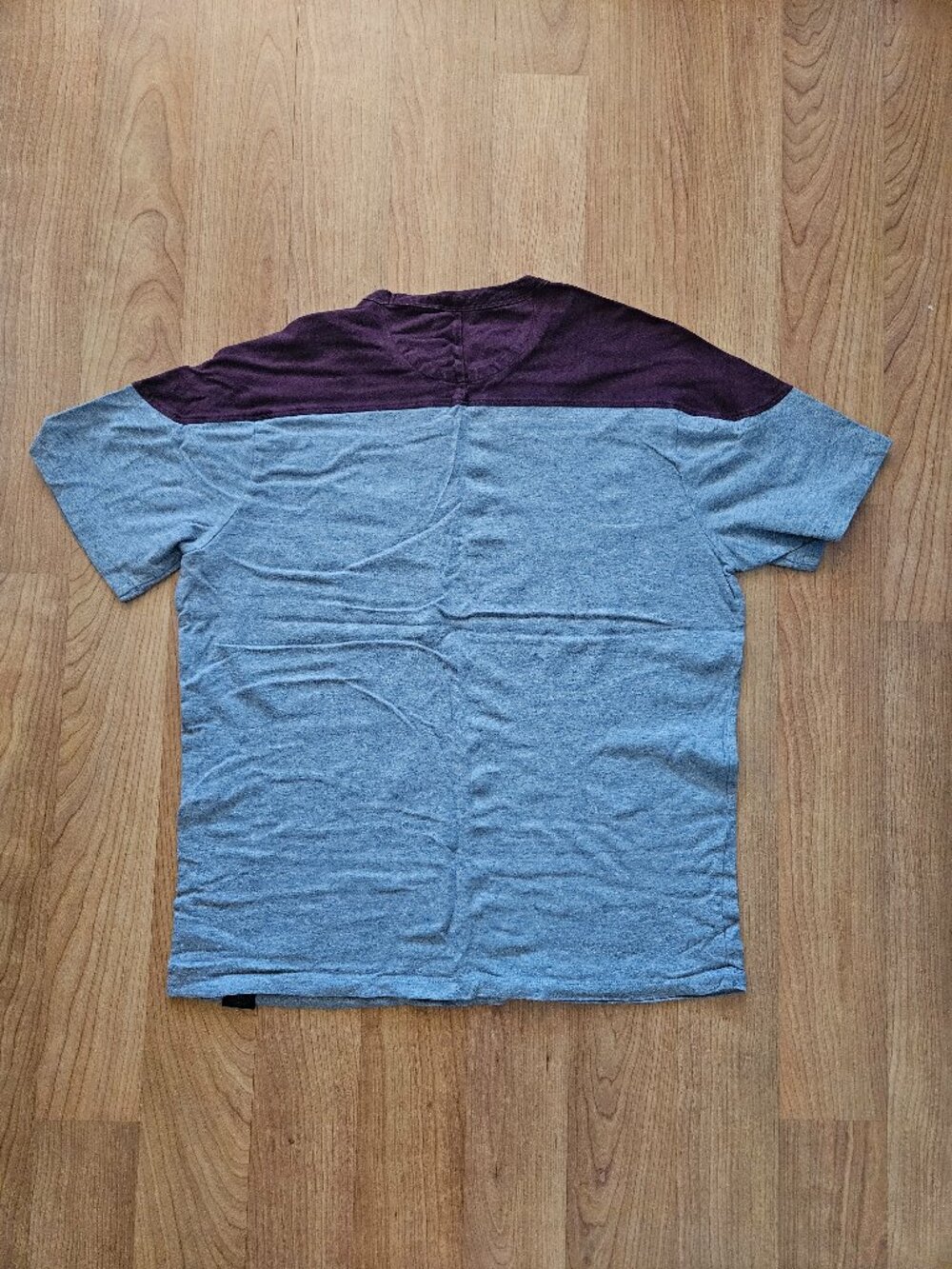 Men's American Eagle two tone crew neck Tee - gray and burgundy - Size Medium - Picture 3 of 3